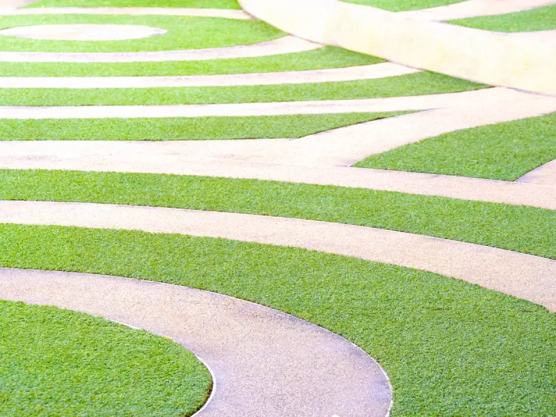 Illustration de pose de gazon par l'entreprise JMS, entreprise de pose de clôtures et gazon synthétique à Annezay