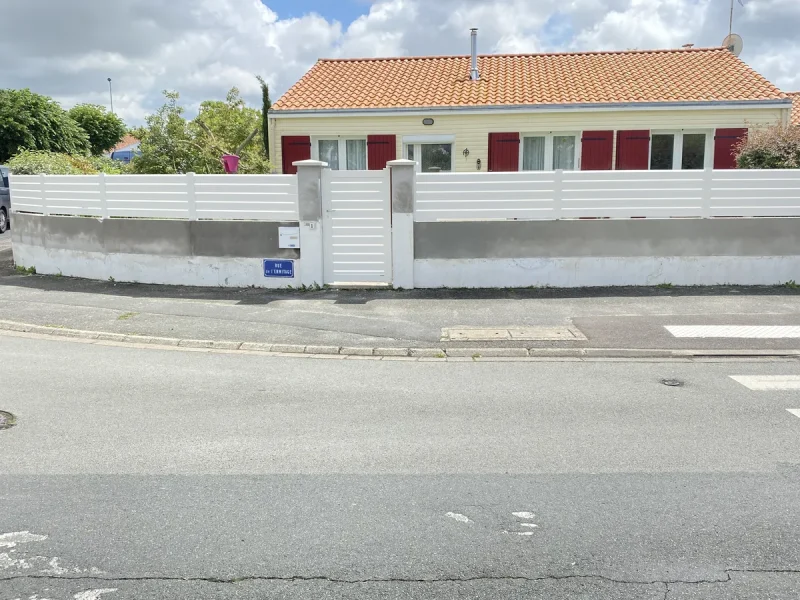 Réalisation de pose de clôtures par l'entreprise JMS, entreprise de pose de clôtures et gazon synthétique à Annezay