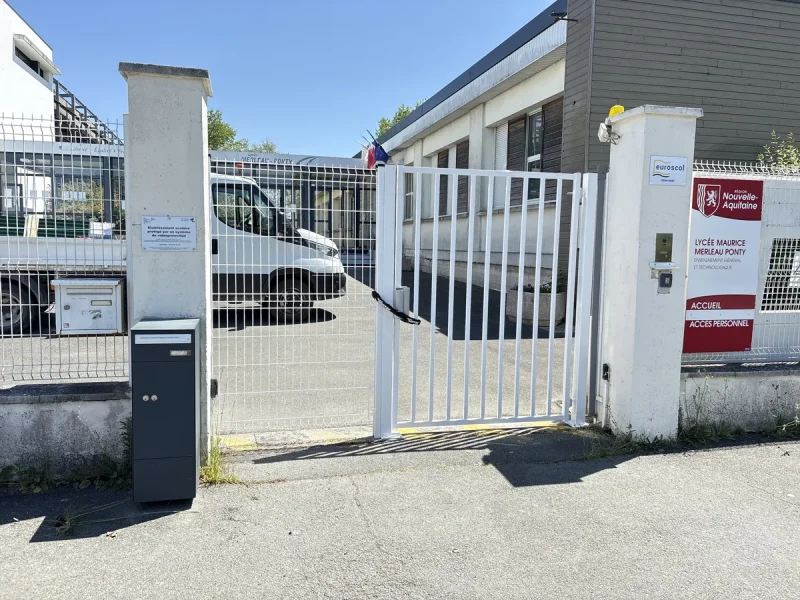 Réalisation de pose de clôtures par l'entreprise JMS, entreprise de pose de clôtures et gazon synthétique à Annezay