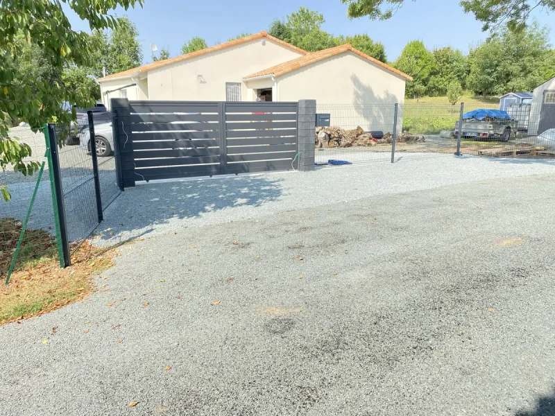 Réalisation de pose de clôtures par l'entreprise JMS, entreprise de pose de clôtures et gazon synthétique à Annezay