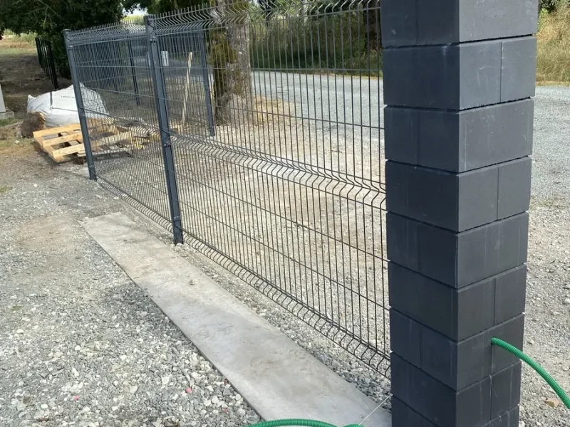 Réalisation de pose de clôtures par l'entreprise JMS, entreprise de pose de clôtures et gazon synthétique à Annezay